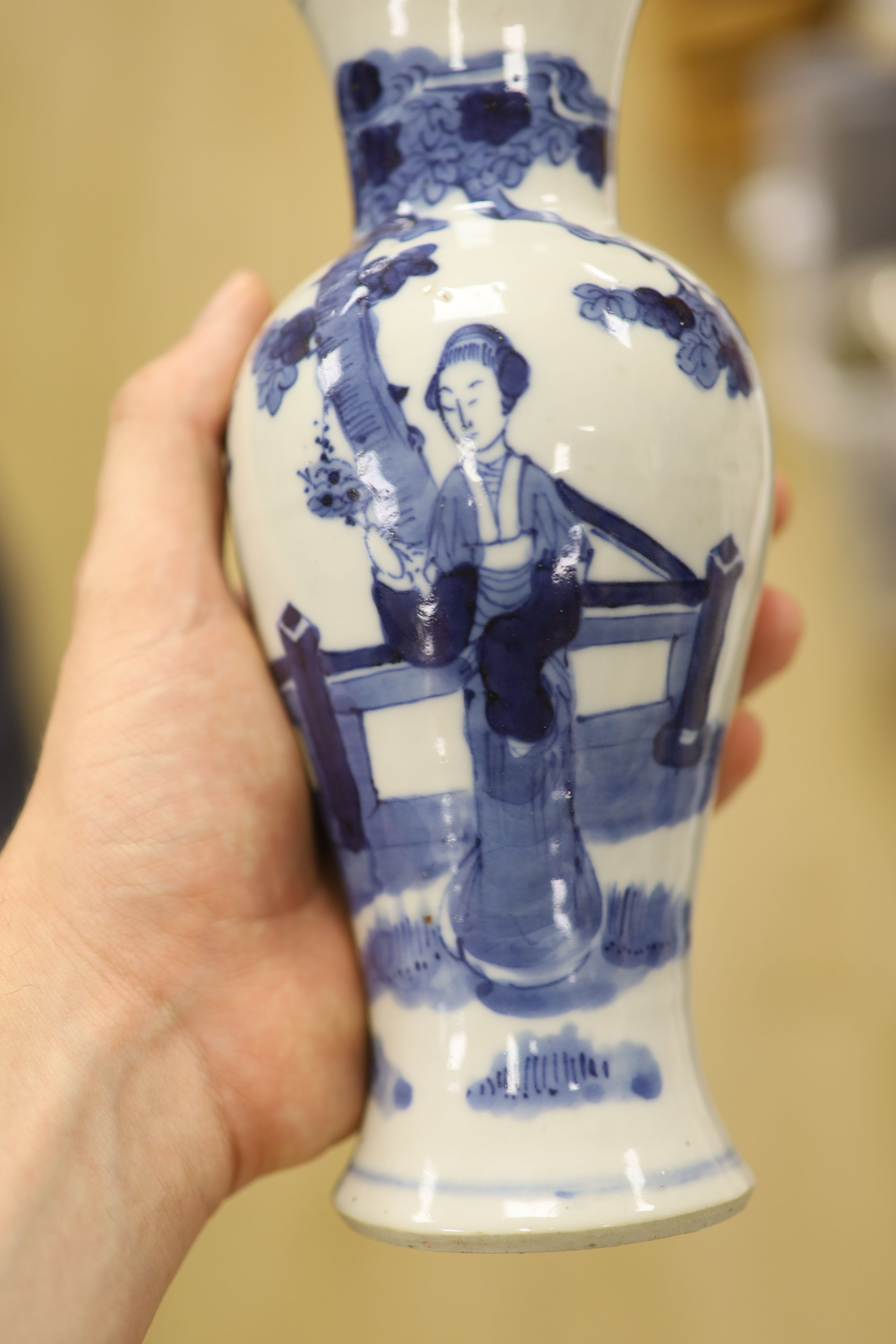 A 19th century Chinese blue and white vase, height 21cm